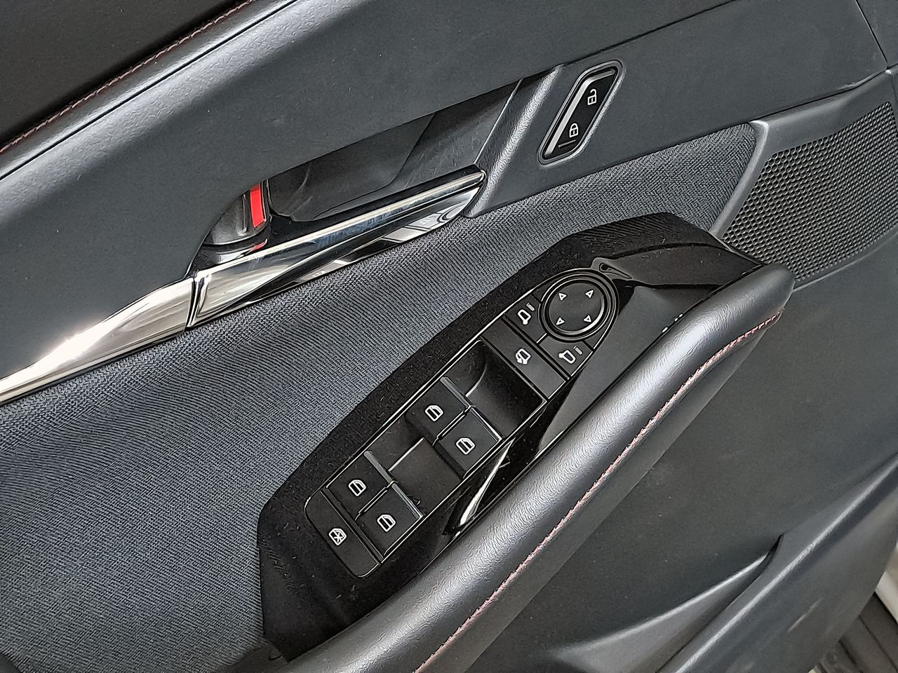 Foto Mazda CX-30 12