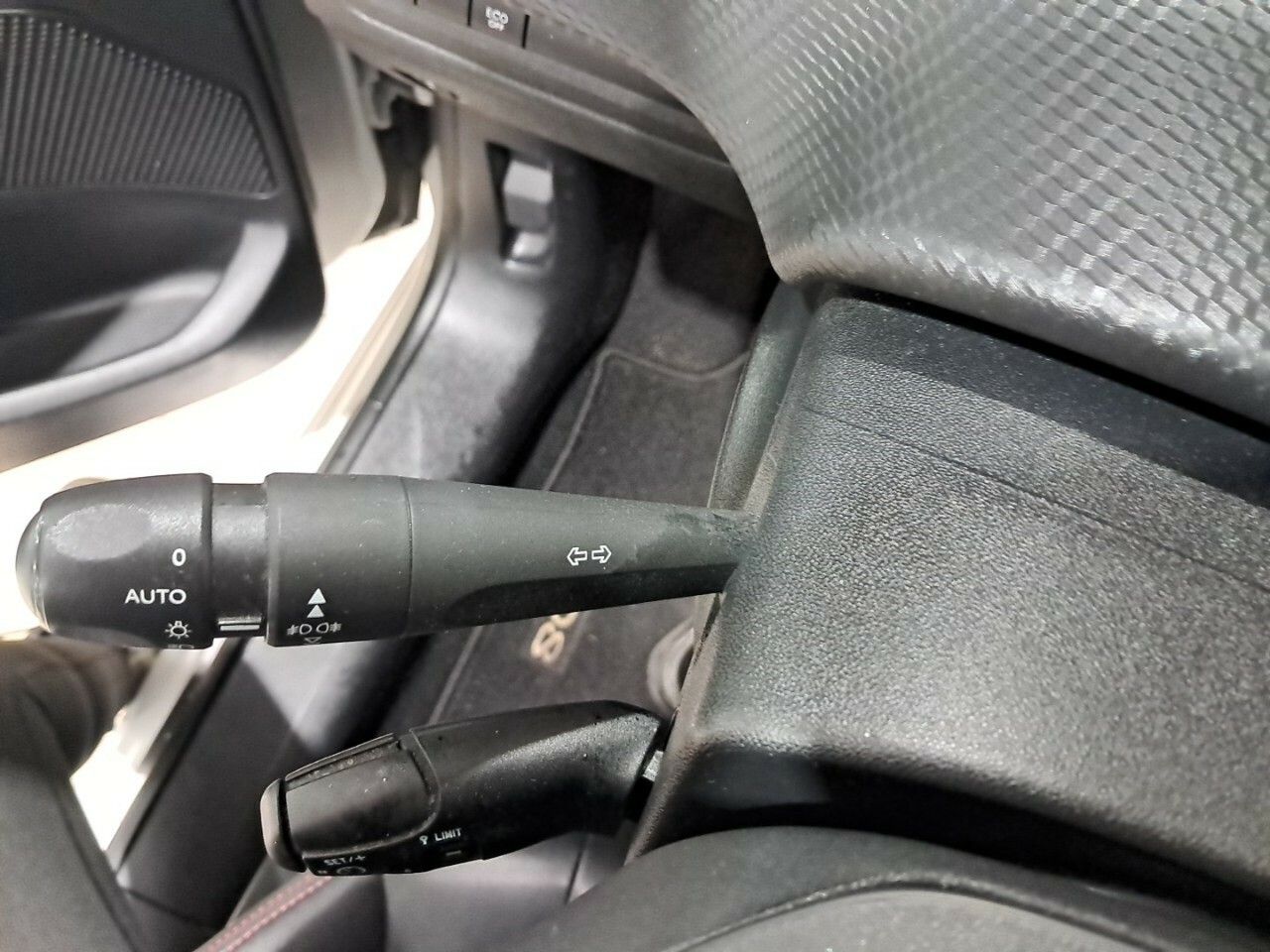 Foto Peugeot 208 14