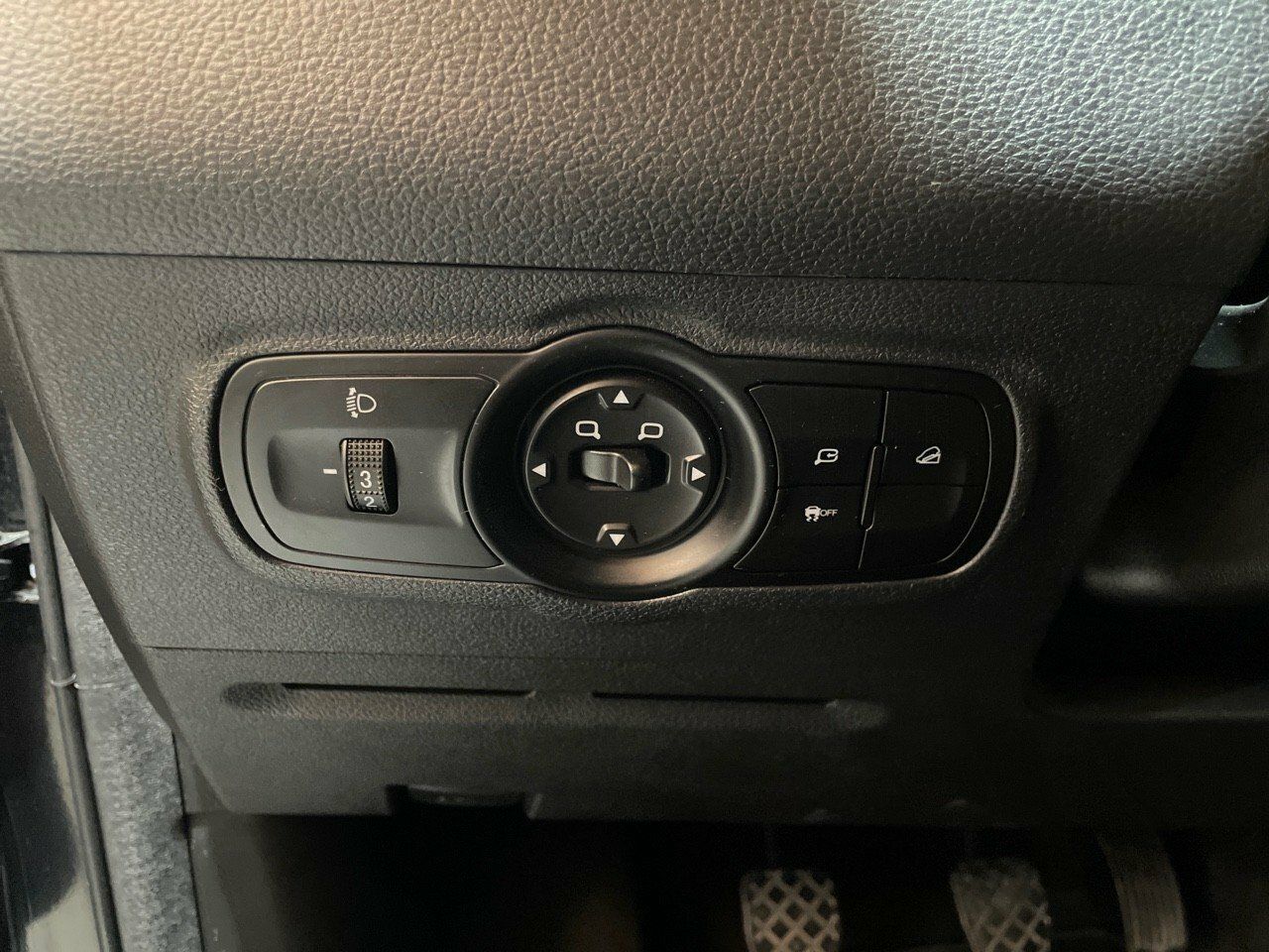 Foto DR Automobiles DR4 5