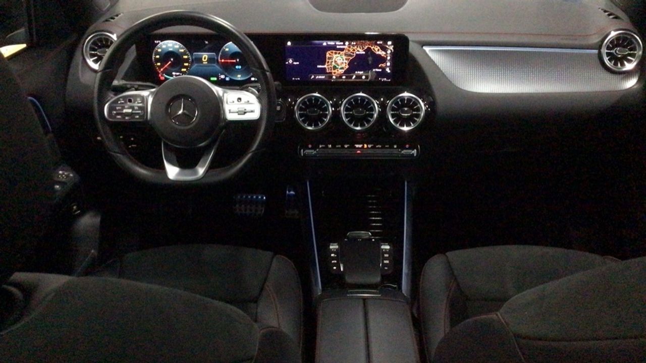 Foto Mercedes-Benz EQA 8