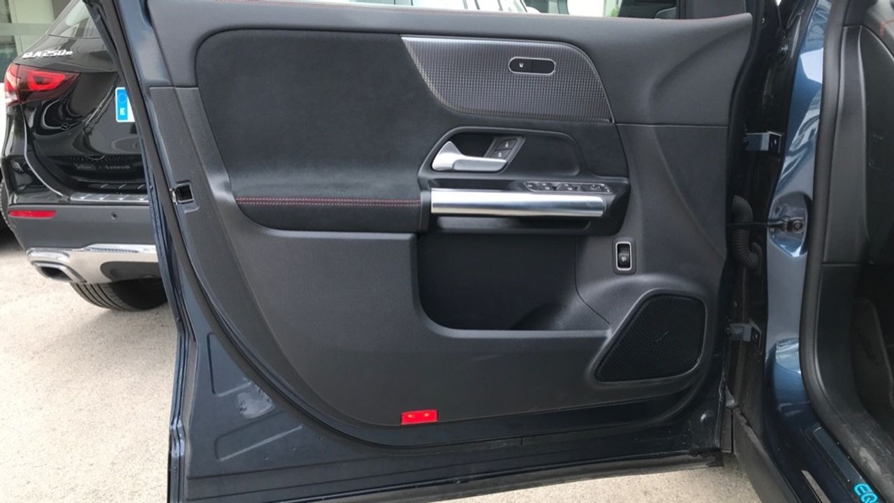 Foto Mercedes-Benz EQA 19