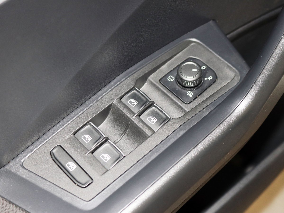 Foto Volkswagen T-Roc 16